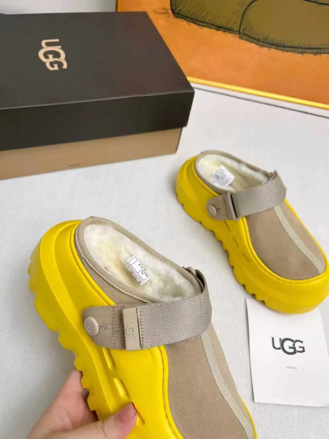Factory price 560💰 (same style for men and women) 🌸UGG 2025 new small potato, half drag and one kick to unlock the relaxed feeling, lightweight and thin sole, always light and fashionable, casually walking out of a new style, it feels very UGG, classic suede with soft wool lining insole, rubber foam outsole, hot stamped logo ✅Color: bright green, bright yellow, maroon, black ✅Number of codes: 35 to 45 (synchronized with the official website)